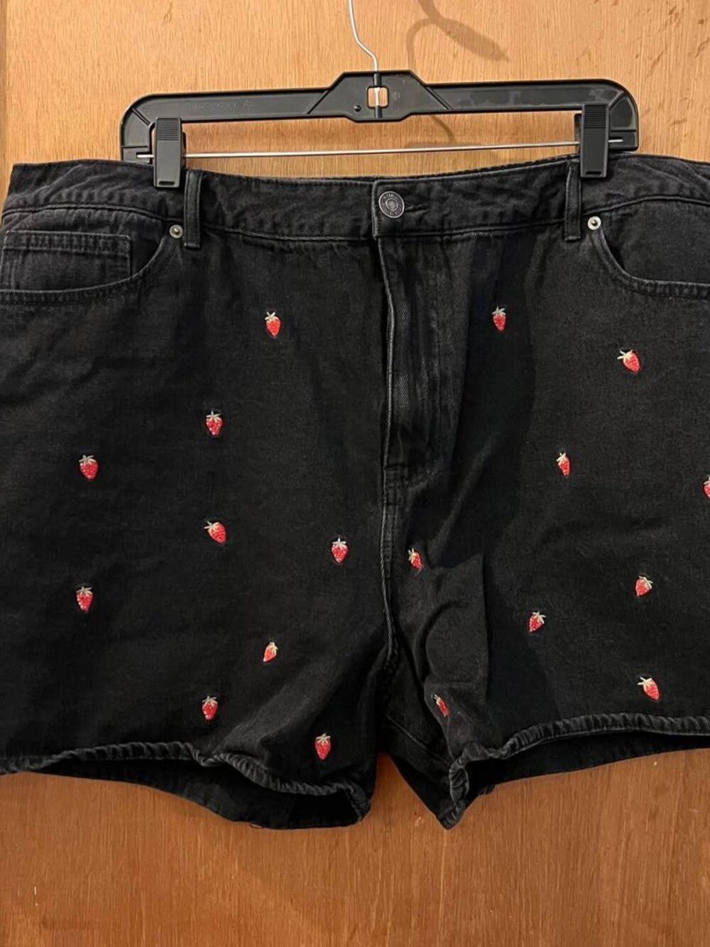🐻Size 20 - Forever 21+ -Black Denim Shorts w/Strawberry Design W43"